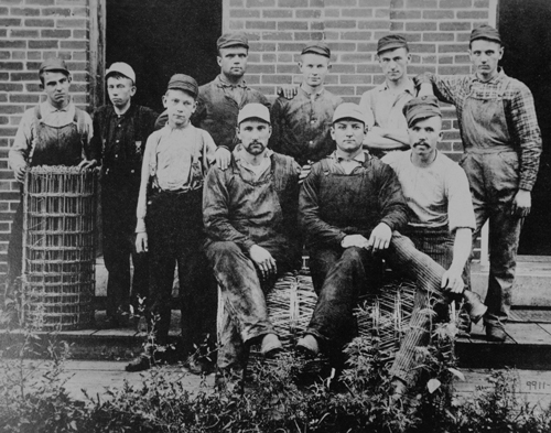 Red_Brand_Fence_historical_workers_group_photo